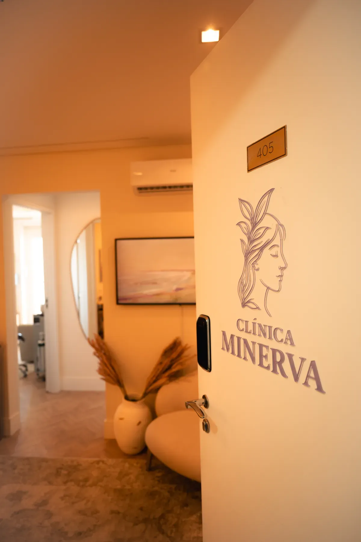 Porta de entrada da Clínica Minerva, sala 405