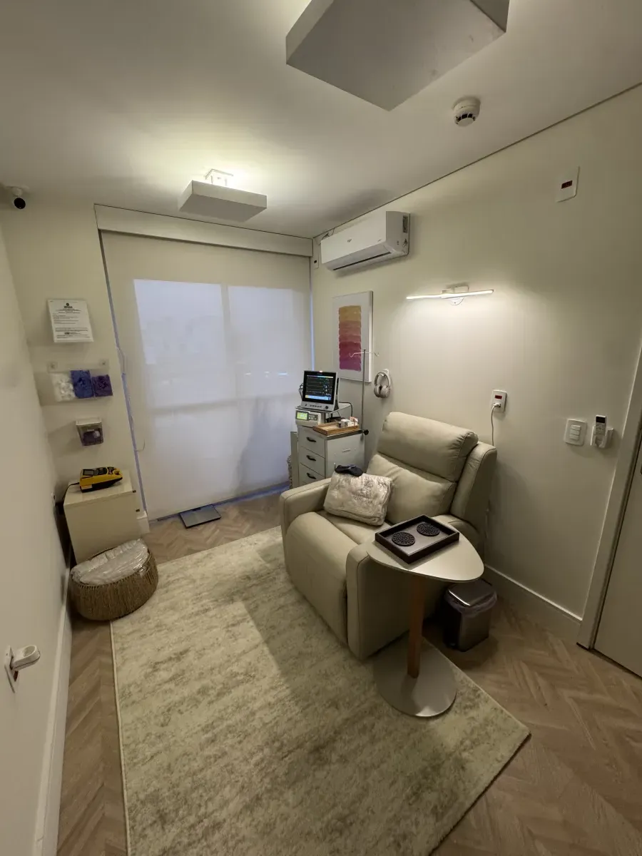 Sala de tratamento com poltrona reclinável