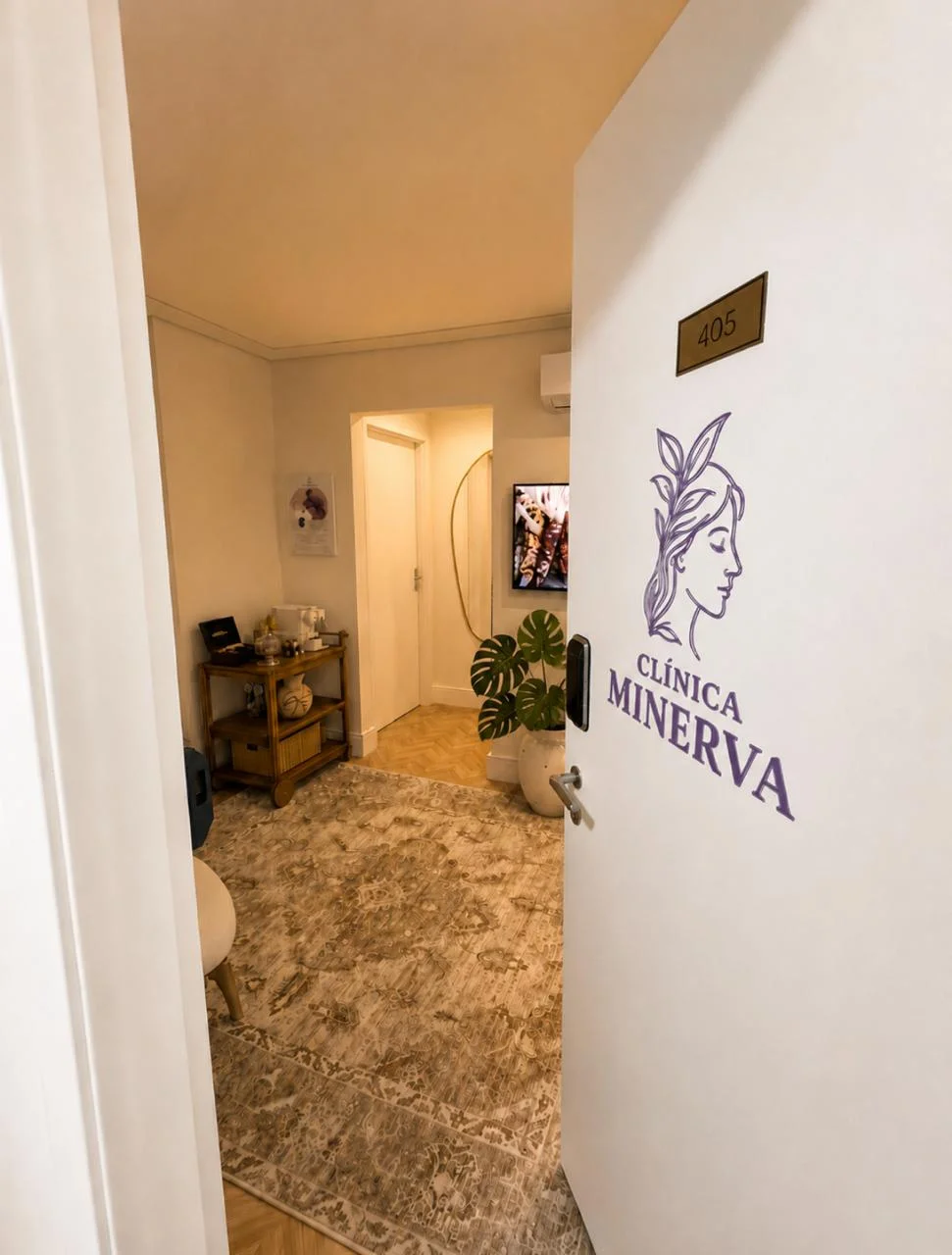 Entrada da Clínica Minerva — Sala 405