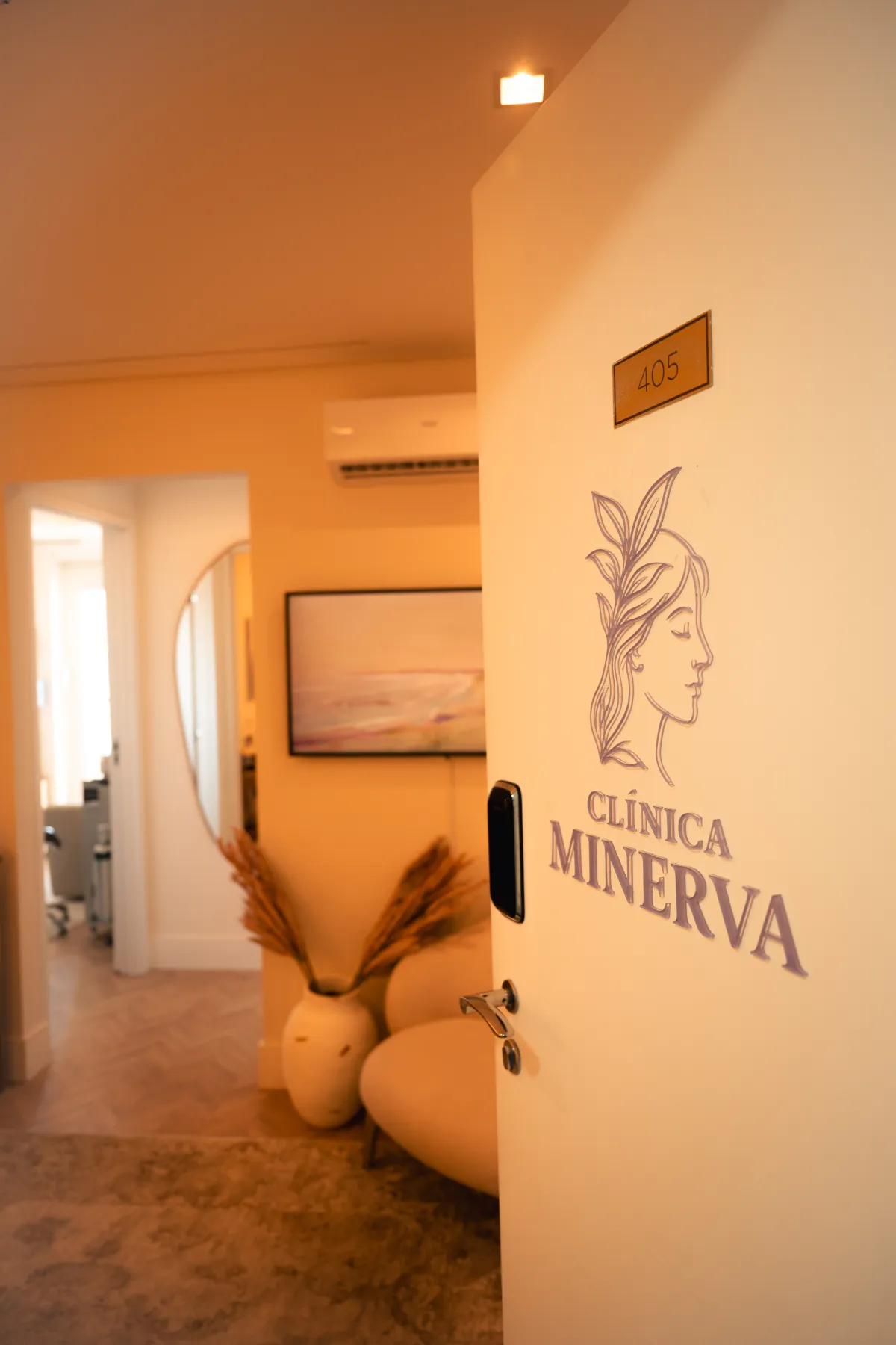 Entrada da Clínica Minerva — Sala 405