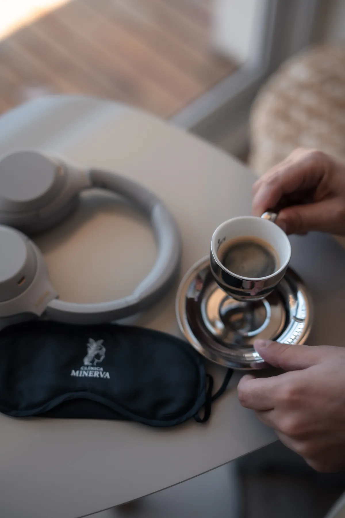 Café, fone de ouvido e máscara de descanso Minerva antes da sessão