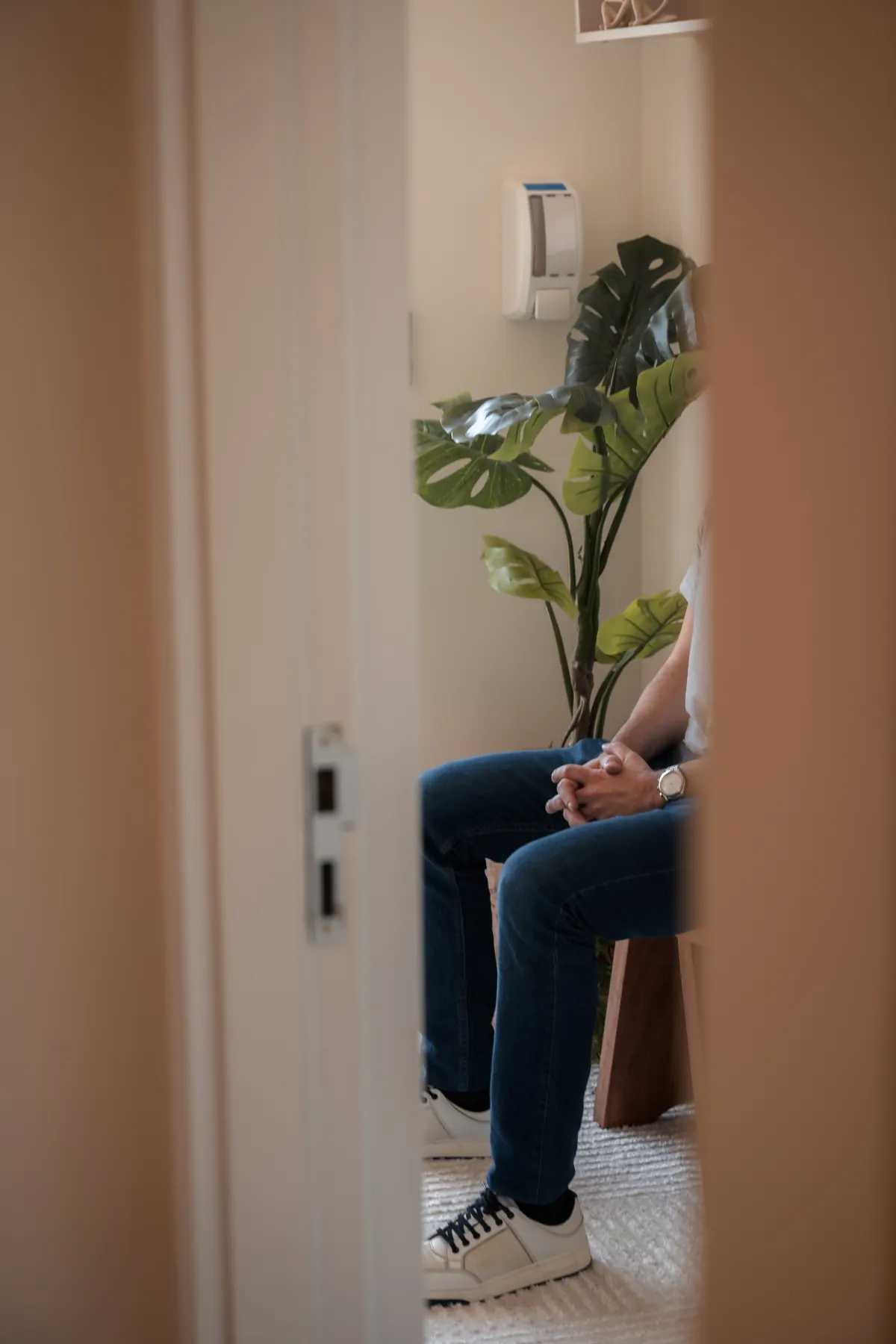 Paciente aguardando atendimento na sala de espera da clínica