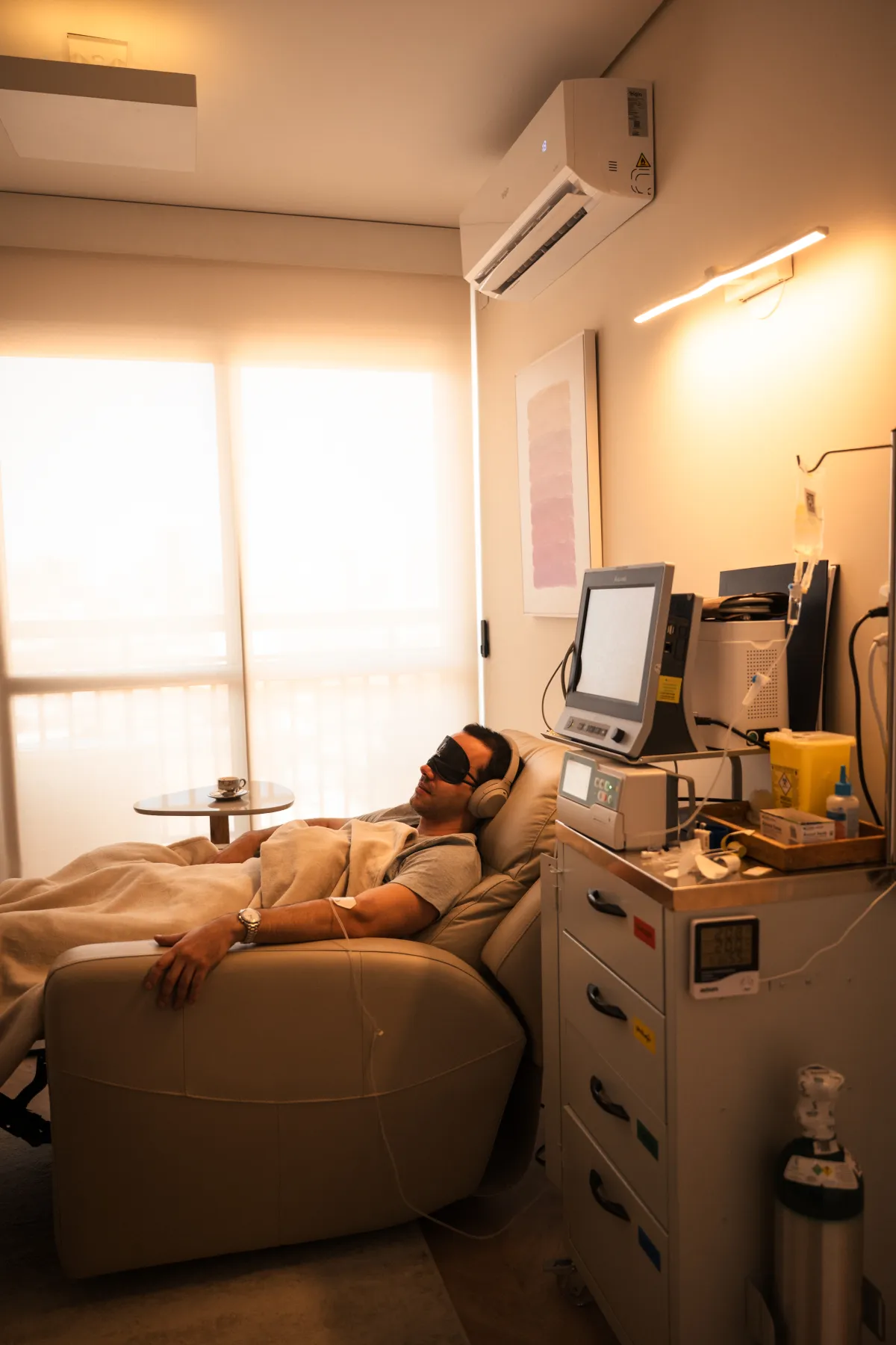 Sala de tratamento com paciente em sessão de infusão monitorada